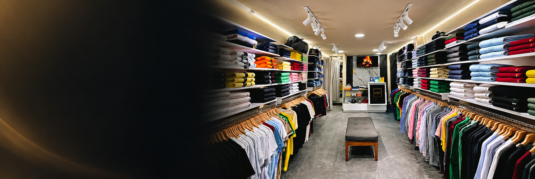 Interior de MAC.MA TIENDA en Florencia, Caquetá — estantes y perchero con ropa de las marcas disponibles